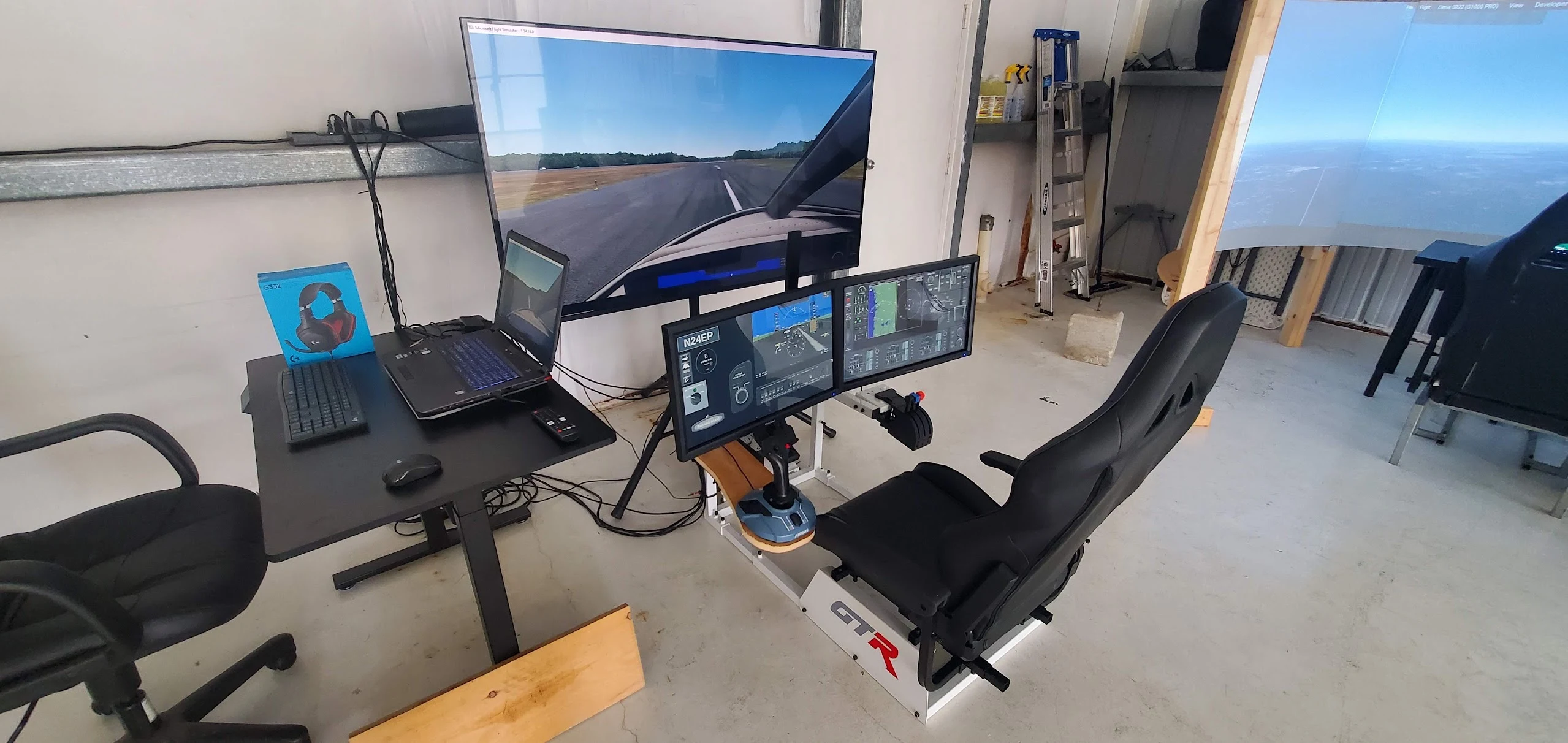 Compact cockpit with instruments and controls