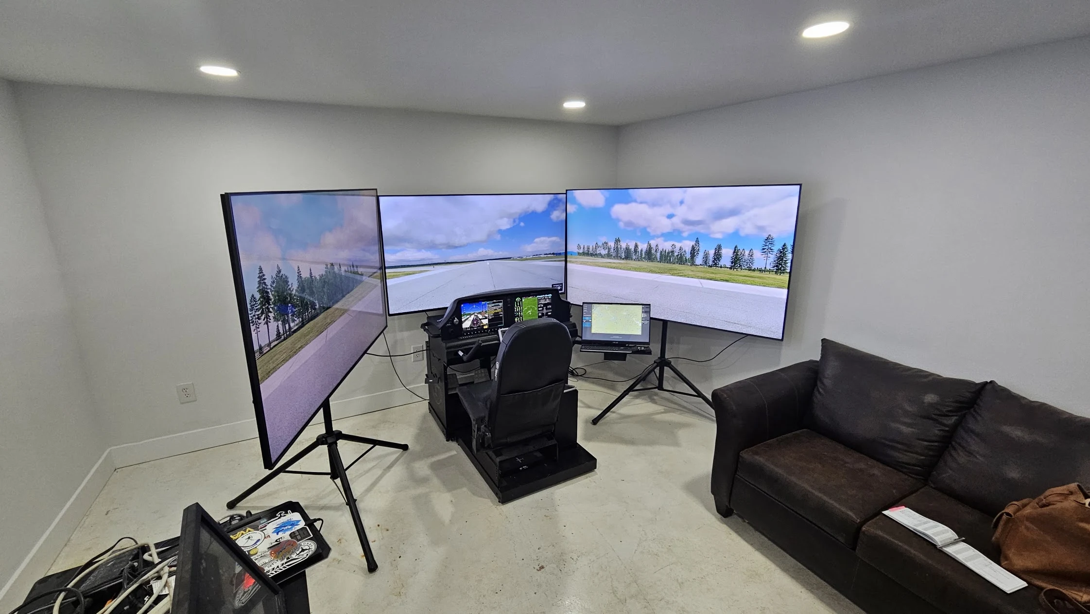 Three-screen cockpit simulator
