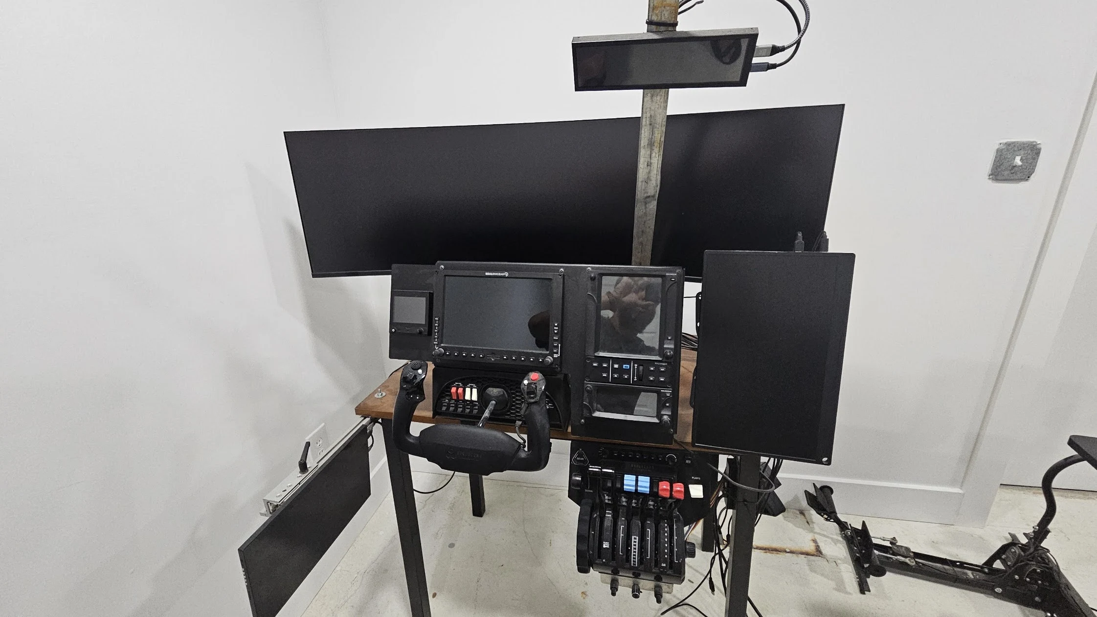 Yoke, avionics and throttle controls